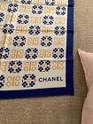 Foulard chanel quadrato in pura seta con fondo bianco e fantasia con loghi