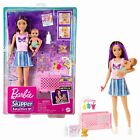 Barbie Babysitter Bambola con Capelli Viola Accessori Culla e Bambolotto Mattel