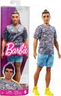 Barbie - Ken Fashionistas con capelli castani raccolti in uno chignon, t-shirt e