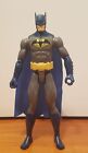 Giocattolo Batman TM & DC Comics 28 cm con mantello blu e costume vintage