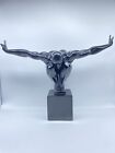 Kare design statuetta uomo atleta . Dimensioni 29x43x15.