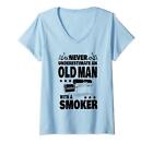 Donna Never Underestimate an Old Man with a BBQ Smoker Dad Maglietta con (f5l)