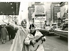 1965 ca NEW YORK Claudio VILLA con Aura D ANGELO a Times Square *Foto 18x13 cm