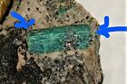 A Smeraldo grezzo ancora nel blocco di pietra come estratto in miniera.