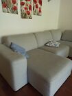 Sofà angolare grigio con sedute estensibili e chaise longue