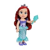 Disney Princess – bambola 38 cm di Ariel, con i suoi abiti iconici arricchiti da dettagli glitterati, tiara scintillante e scarpette coordinate, i suoi occhi brillano