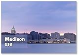 Downtown Skyline di Madison, la capitale del Wisconsin, Stati Uniti d America. vista dopo il tramonto con il Campidoglio di stato cupola contro il bel cielo luminoso come visto attraverso il lago di