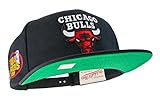 Mitchell & Ness La nuova collezione Snapback Mitchell & Ness propone i classici loghi NBA finemente ricamati sulla fronte. DETTAGLI PRODOTTO Cappellino visiera piatta con chiusura regolabile snapback