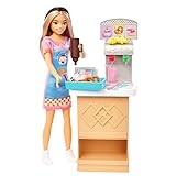 Barbie - Skipper Primi Lavori, bambola, playset snack bar con bancone, gelato cambia colore e 8 accessori aggiuntivi, giocattolo per bambini 3+ Anni, HKD79