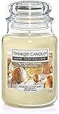 Yankee Candle Glistening Christmas - Vaso grande per scaldare le vacanze con un accogliente abbraccio di vaniglia cremosa e ambra morbida.