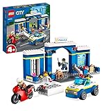 LEGO City Inseguimento alla Stazione di Polizia con Macchina e Moto Giocattolo, Prigione, Percorso ad Ostacoli, 4 Minifigure e Figura di Cane, Giochi per Bambini 60370
