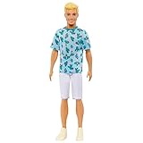 Barbie - Bambola Ken Fashionistas n. 211, dai capelli biondi con look alla moda, t-shirt con cactus, pantaloncini bianchi e sneakers, giocattolo per bambini, 3+ anni, HJT10